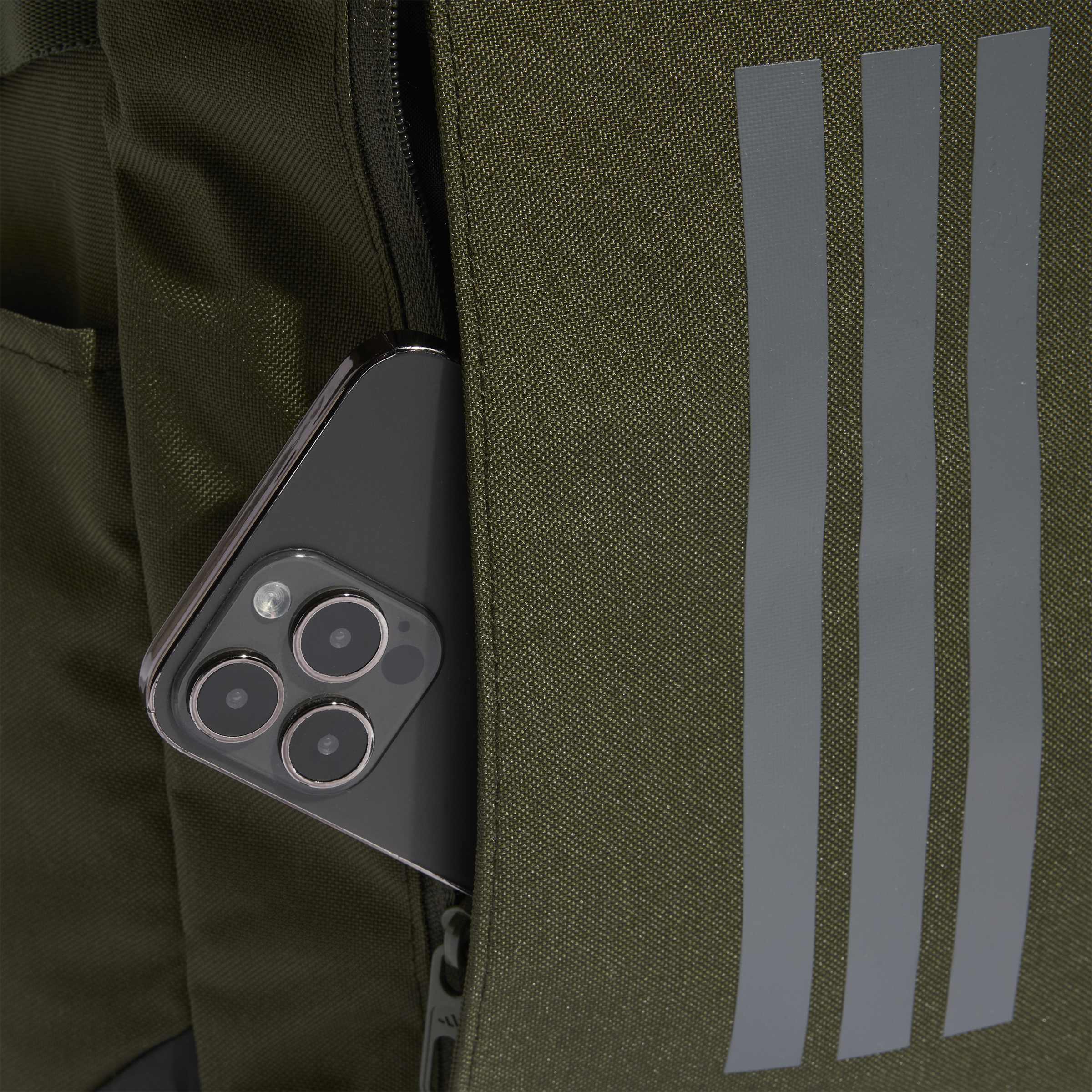 Mochila Adidas Evolution verde militar vista lateral mostrando compartimento principal